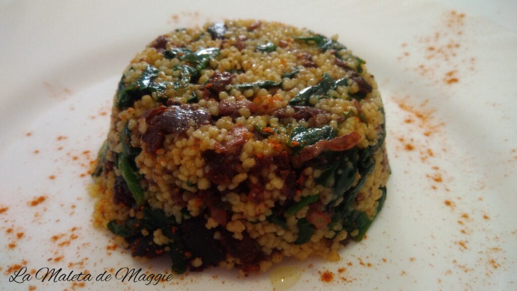 cuscús con espinacas y morcilla de cebolla