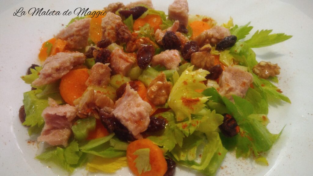 Ensalada de apio con zanahoria, atún, nueces y pasas