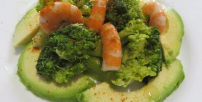 Ensalada de brócoli, aguacate y langostinos