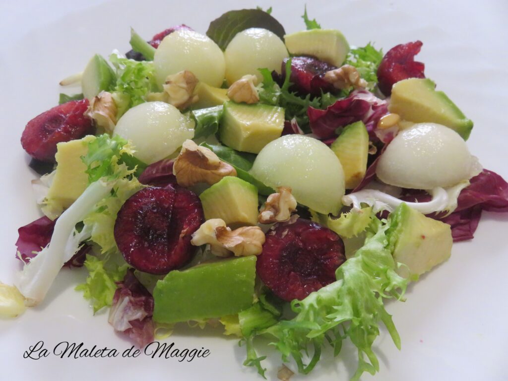 ensalada con melón y cerezas