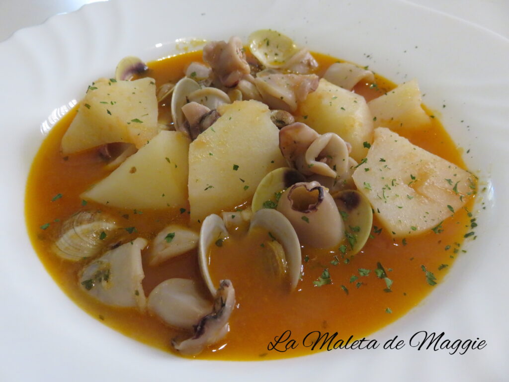 guiso de patatas con calamares y almejas