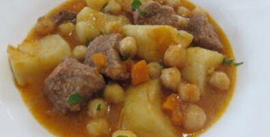 guiso de patatas, ternera y garbanzos