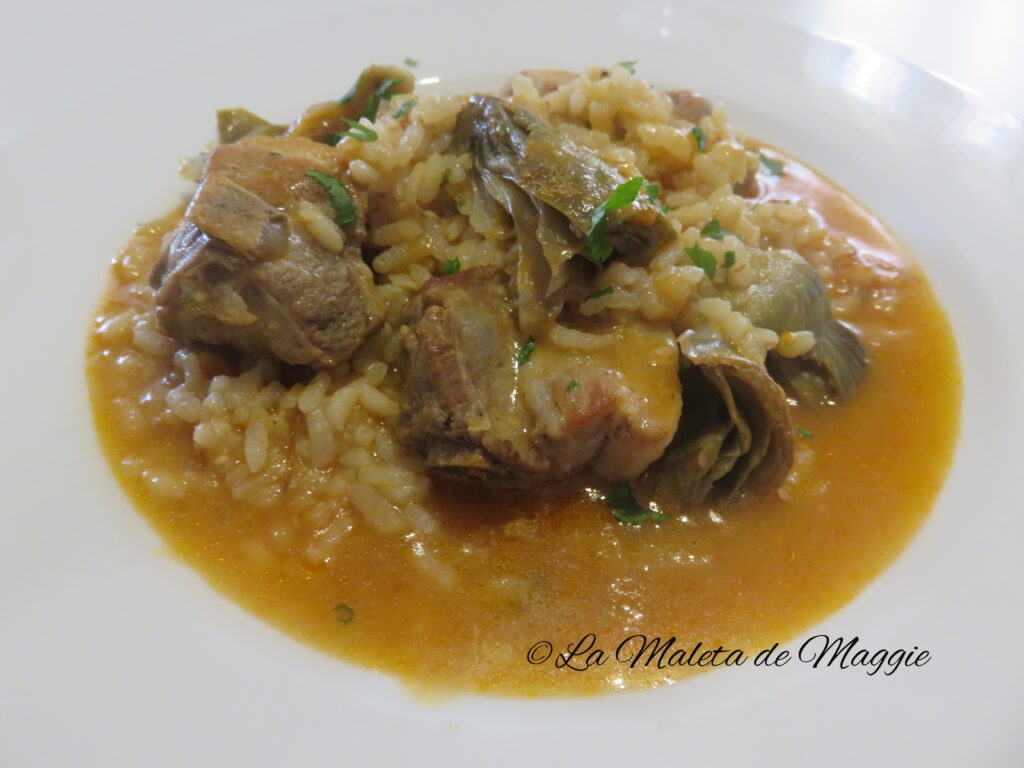 arroz caldoso con alcachofas y costillas