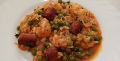 arroz caldoso con coliflor, guisantes y chistorra