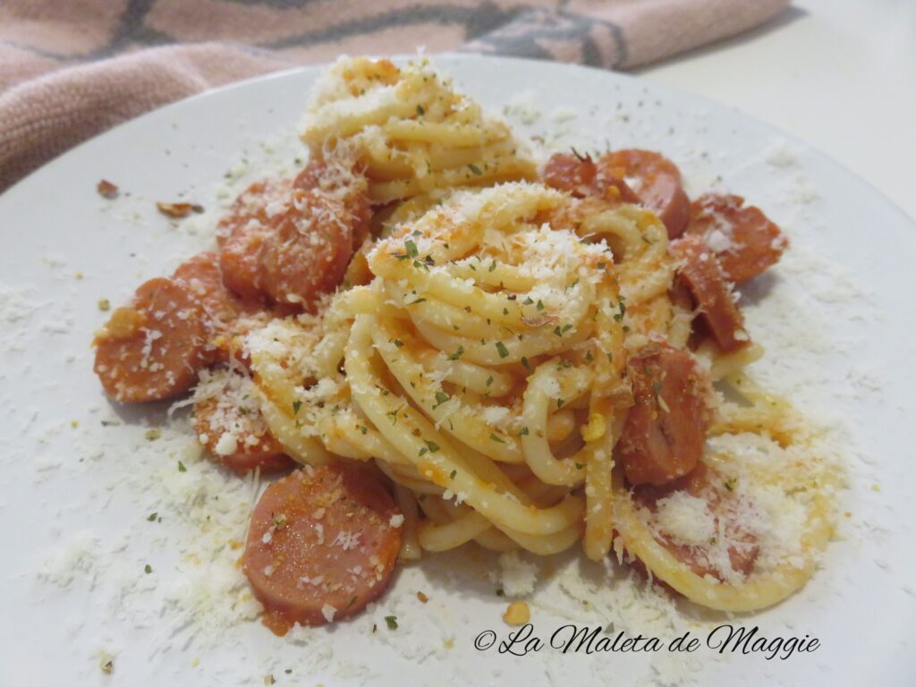 espaguetis con salsa de tomate y salchichas