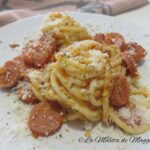 espaguetis con salsa de tomate y salchichas