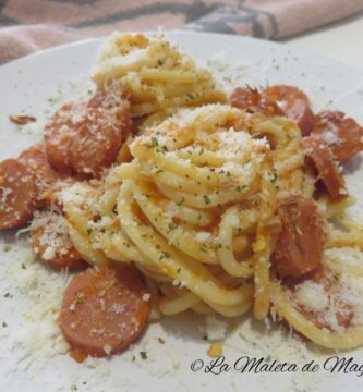 espaguetis con salsa de tomate y salchichas