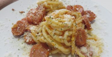 espaguetis con salsa de tomate y salchichas