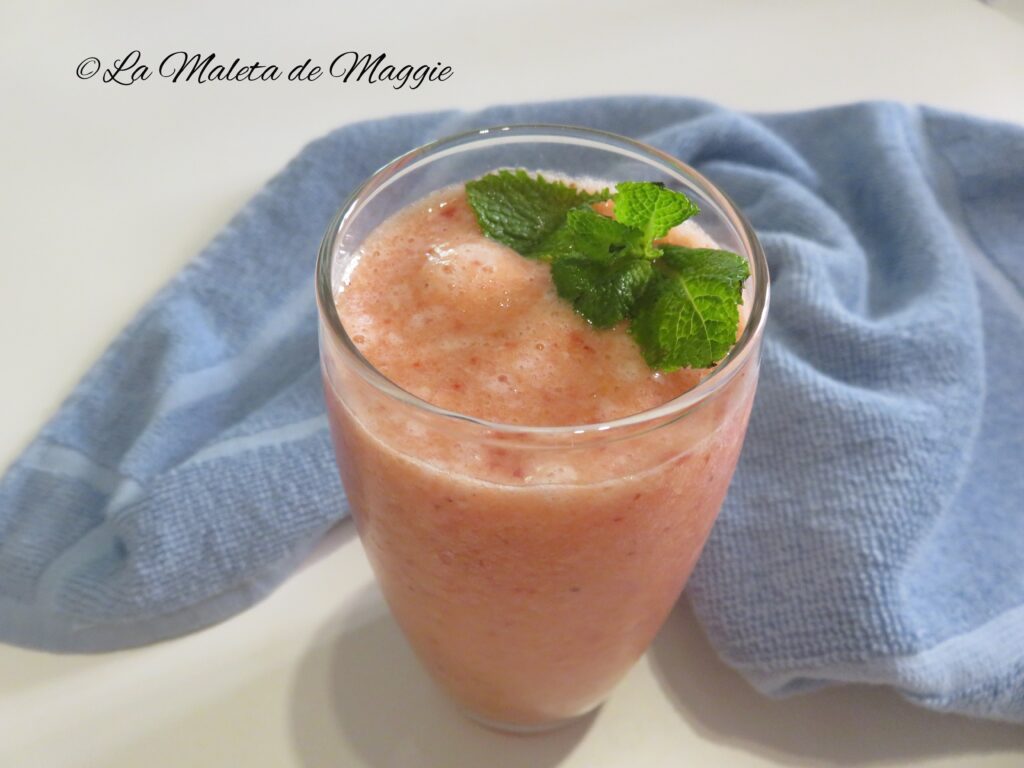 smoothie de fresas, plátano y naranja