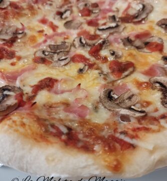 Pizza de jamón y champiñones