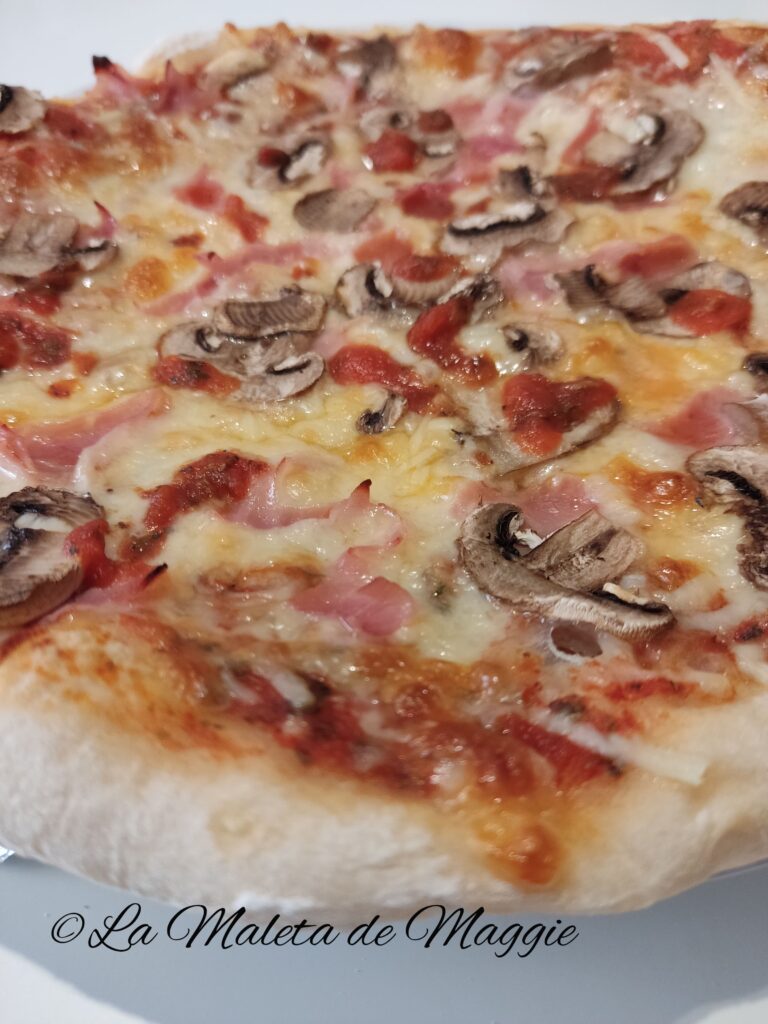 Pizza de jamón y champiñones