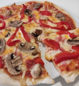 Pizza de pimiento, jamón y champiñones