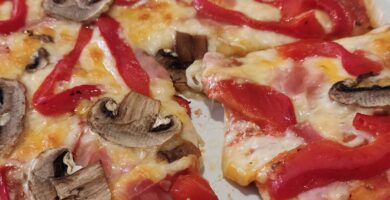 Pizza de pimiento, jamón y champiñones