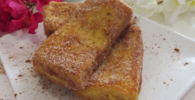 Rollitos de tostadas Francesas rellenas de mermelada de fresa 