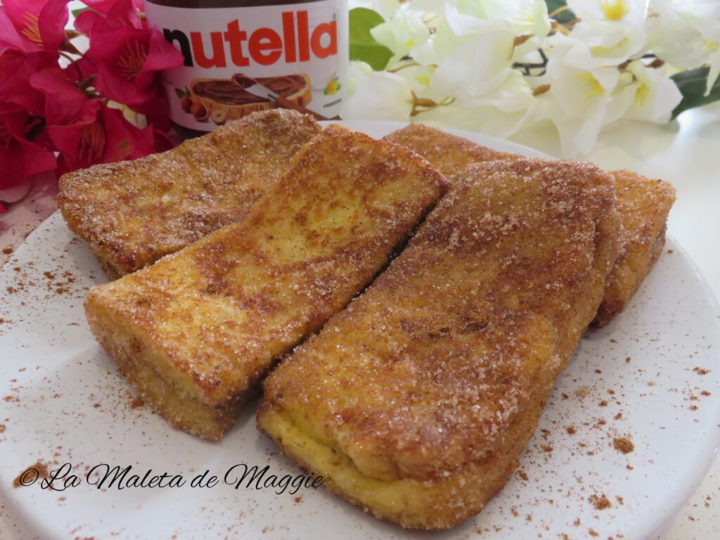 Rollitos de tostadas francesas rellenas de Nutella 