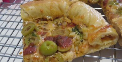 Pizza rellena de queso