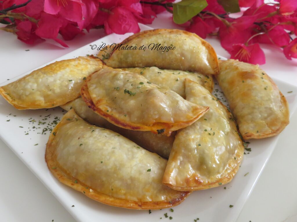 Empanadillas de tomate, atún, olivas y huevo