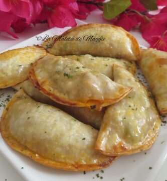 Empanadillas de tomate, atún, olivas y huevo