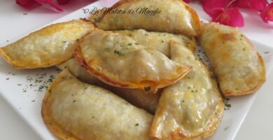 Empanadillas de tomate, atún, olivas y huevo