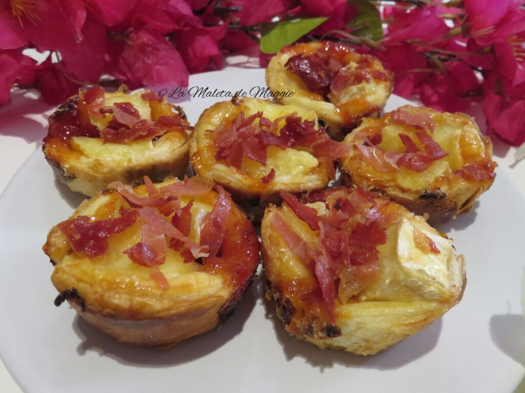 Canapés de queso brie y mermelada 