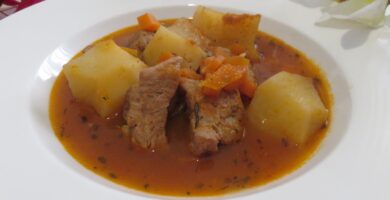 guiso de carne al vino tinto y hierbas