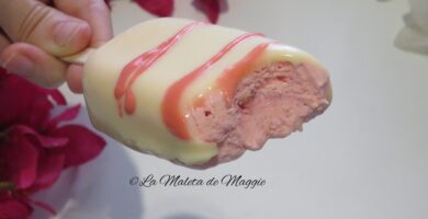 Helado de fresa y chocolate blanco
