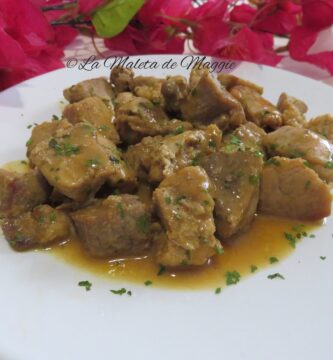 Dados de carne en salsa de soja y mostaza