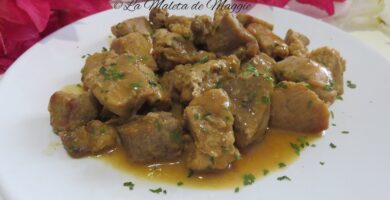 Dados de carne en salsa de soja y mostaza