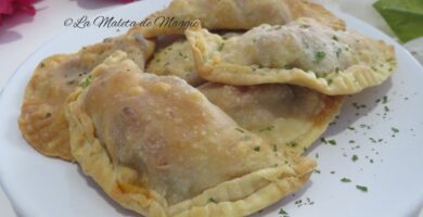 Empanadilla de bacon, queso y roquefort