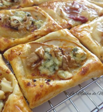 Canapés de hojaldre con pera y queso