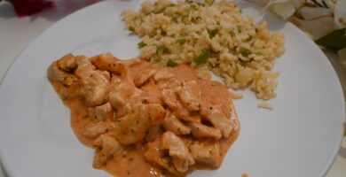Arroz frito con pollo en salsa cremosa